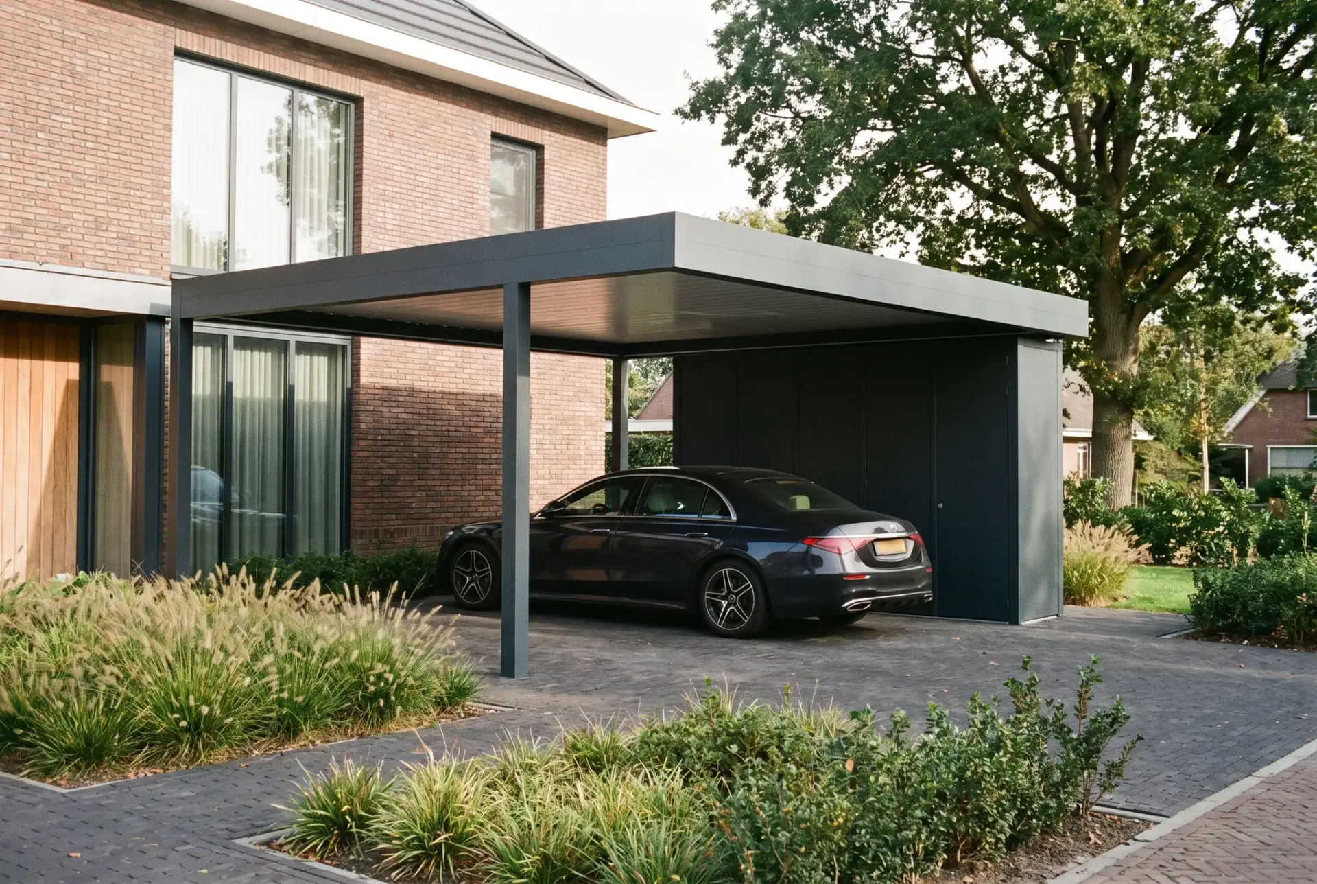 Moderner Aluminium-Carport neben einem Haus