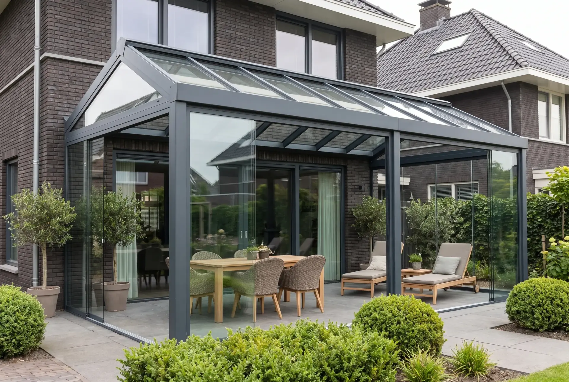 Komplette Aluminium-Veranda mit Glasschiebewänden an einem Haus