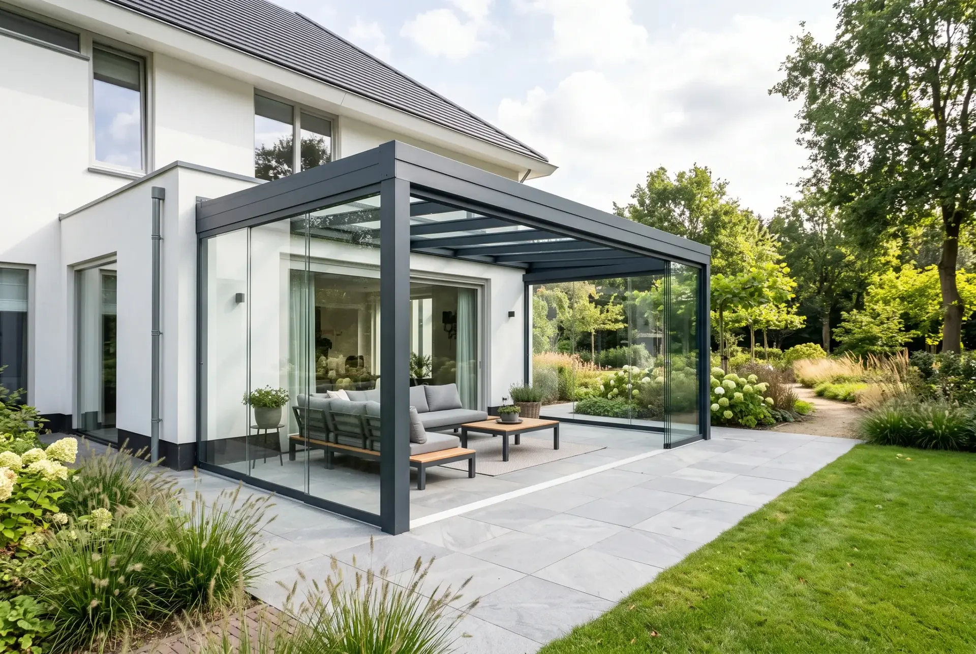 Helle, moderne Aluminium-Veranda mit Glasschiebewänden bei Tag