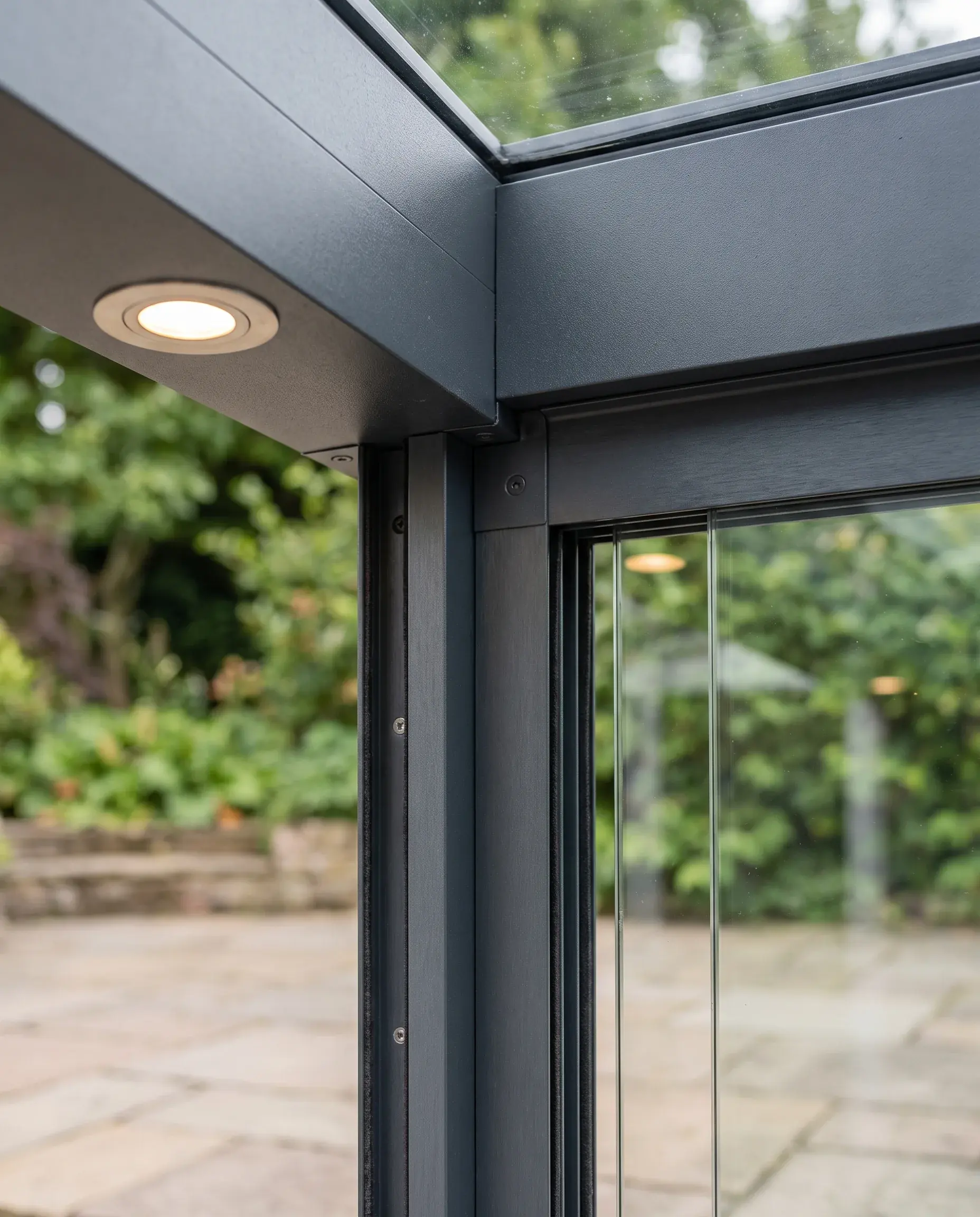 Nahaufnahme von Aluminiumprofil, Glasschiebewand und integrierter LED-Beleuchtung