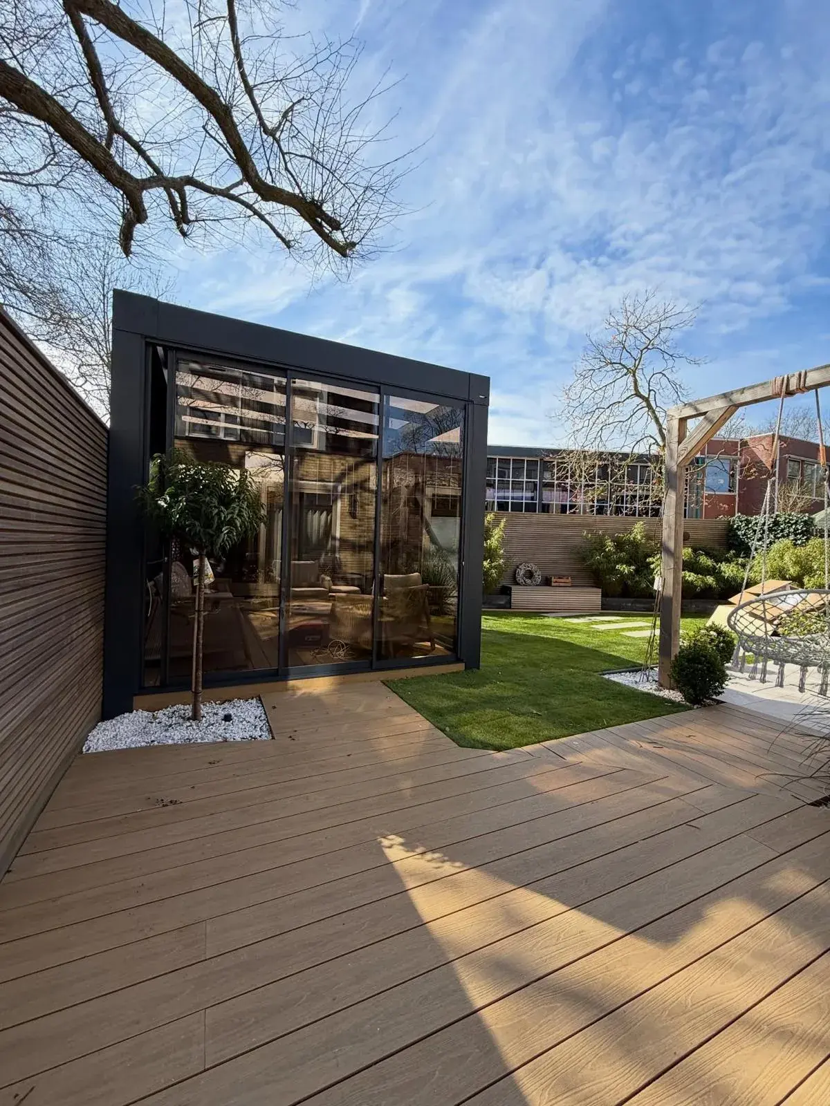 Frei stehende Cube-Veranda mit klaren Glaswänden in einem Stadtgarten (Foto 3 von 10)