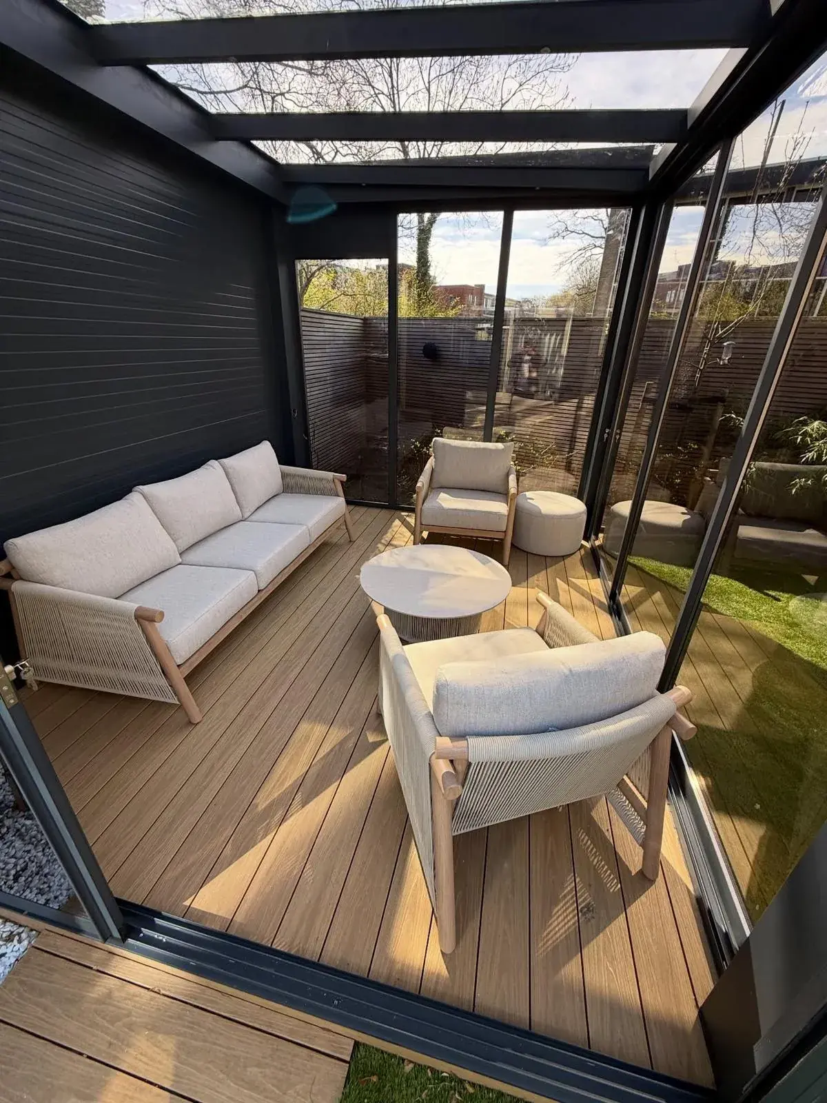 Frei stehende Cube-Veranda mit klaren Glaswänden in einem Stadtgarten (Foto 6 von 10)