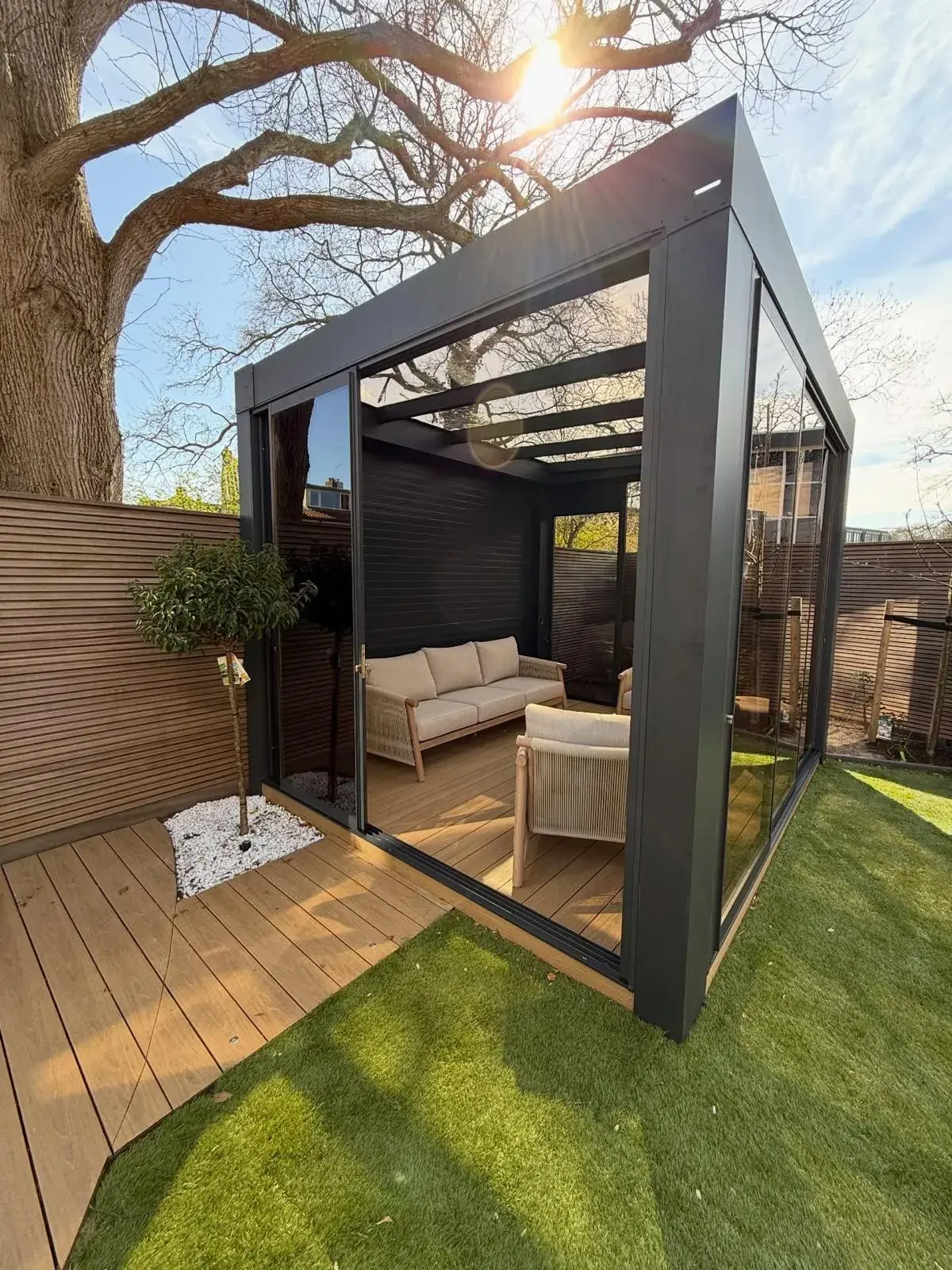 Frei stehende Cube-Veranda mit klaren Glaswänden in einem Stadtgarten (Foto 7 von 10)