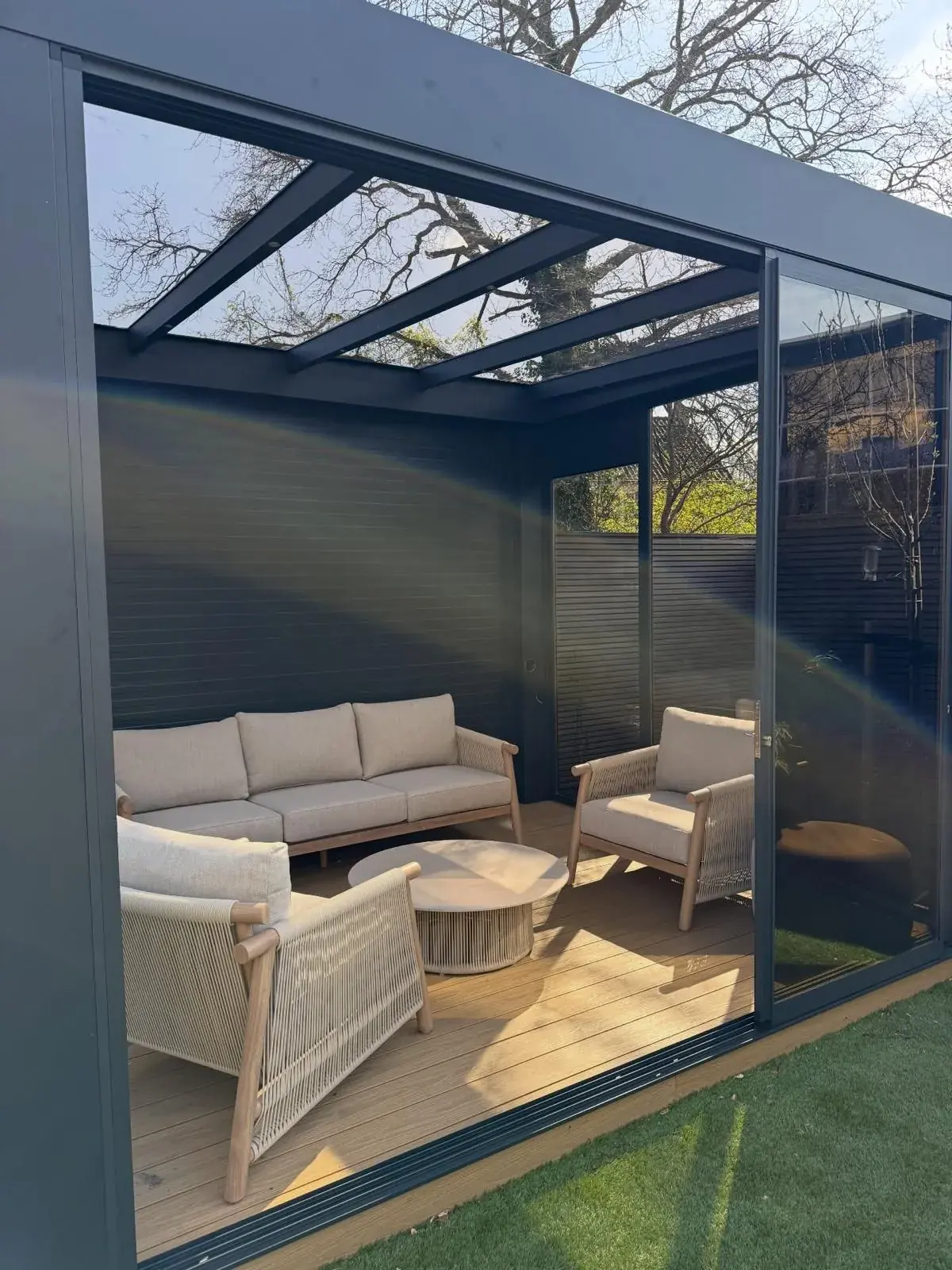 Frei stehende Cube-Veranda mit klaren Glaswänden in einem Stadtgarten (Foto 8 von 10)