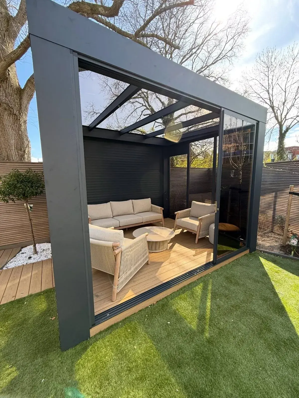 Frei stehende Cube-Veranda mit klaren Glaswänden in einem Stadtgarten (Foto 9 von 10)