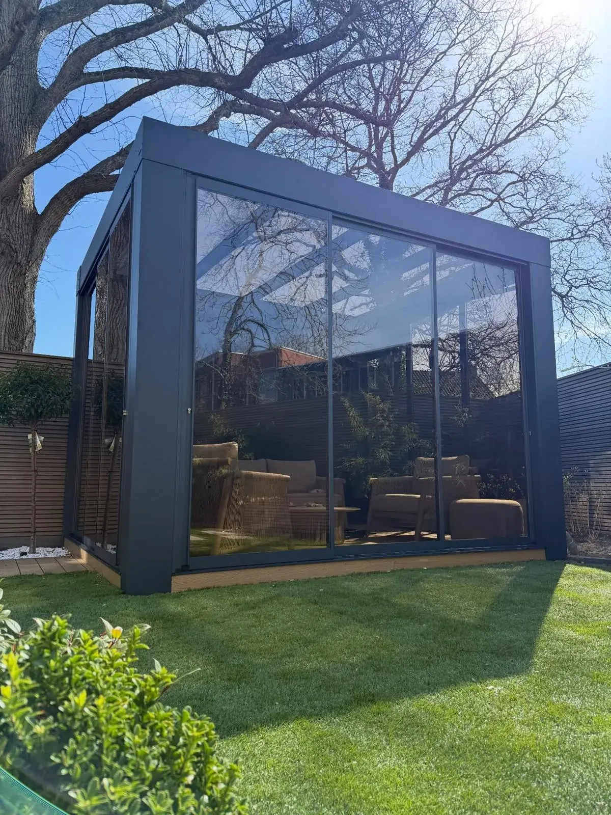 Frei stehende Cube-Veranda mit klaren Glaswänden in einem Stadtgarten (Foto 10 von 10)