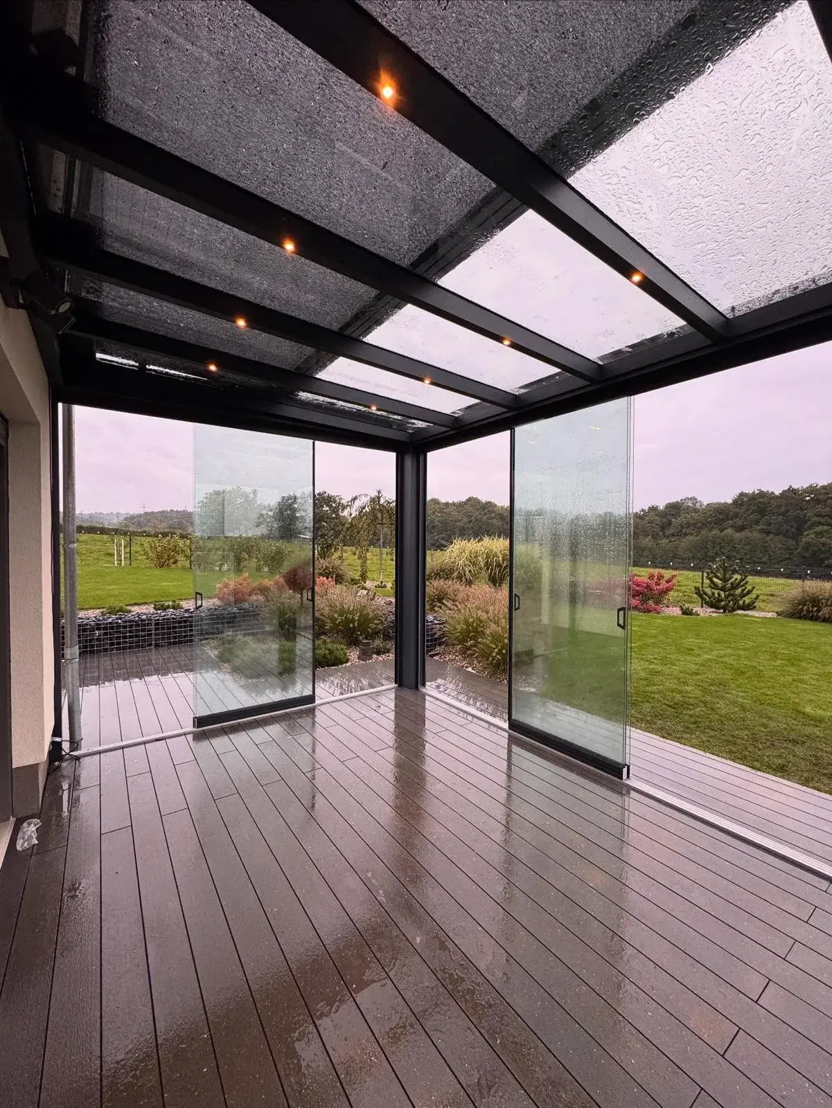 Cube-Veranda mit Glasdach und integrierter Spot-Beleuchtung (Foto 9 von 10)