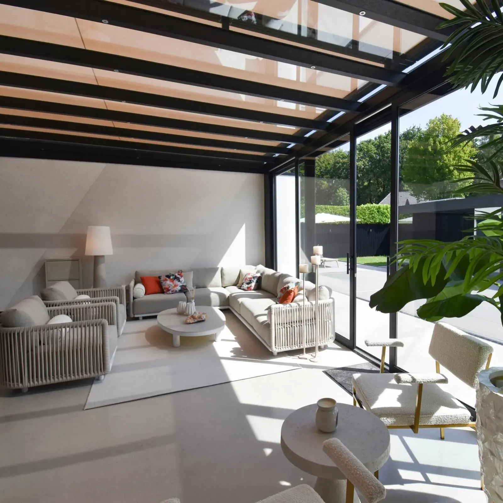 Frei stehende Cube-Veranda mit klarer Verglasung an einer modernen Villa (Foto 2 von 4)