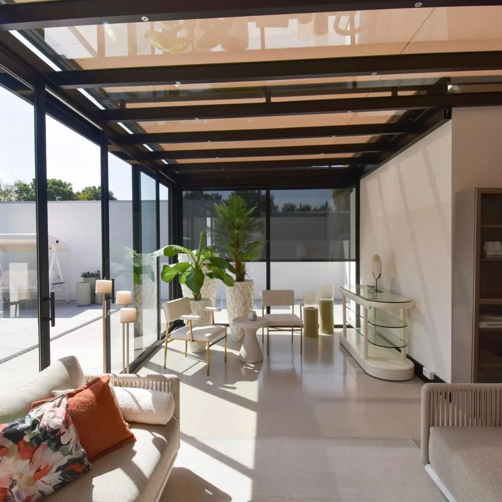 Frei stehende Cube-Veranda mit klarer Verglasung an einer modernen Villa (Foto 3 von 4)