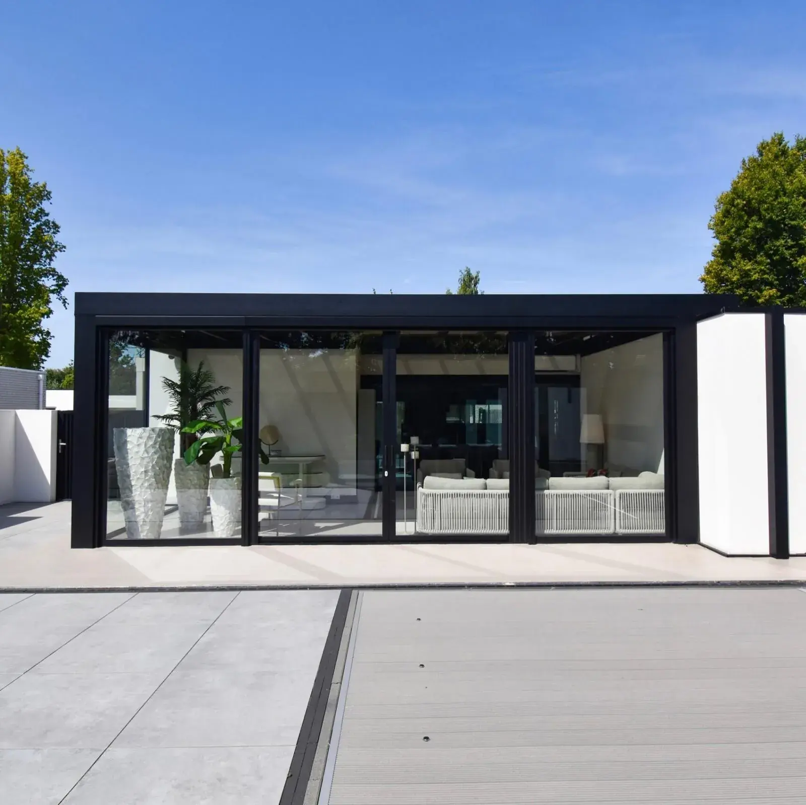 Frei stehende Cube-Veranda mit klarer Verglasung an einer modernen Villa (Foto 4 von 4)