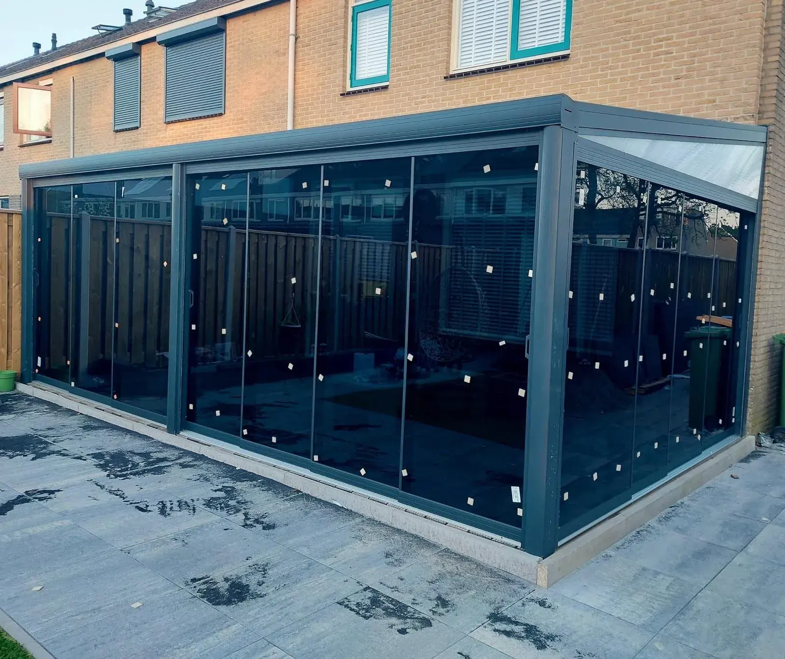 Aluminium-Veranda mit Glasdach an einem Wohnhaus