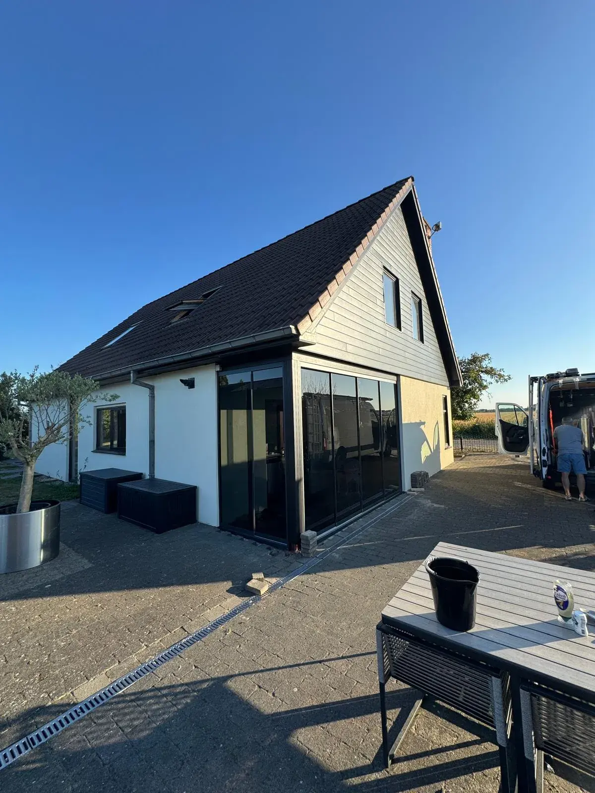 Glasschiebewände mit getönter Verglasung im goldenen Abendlicht