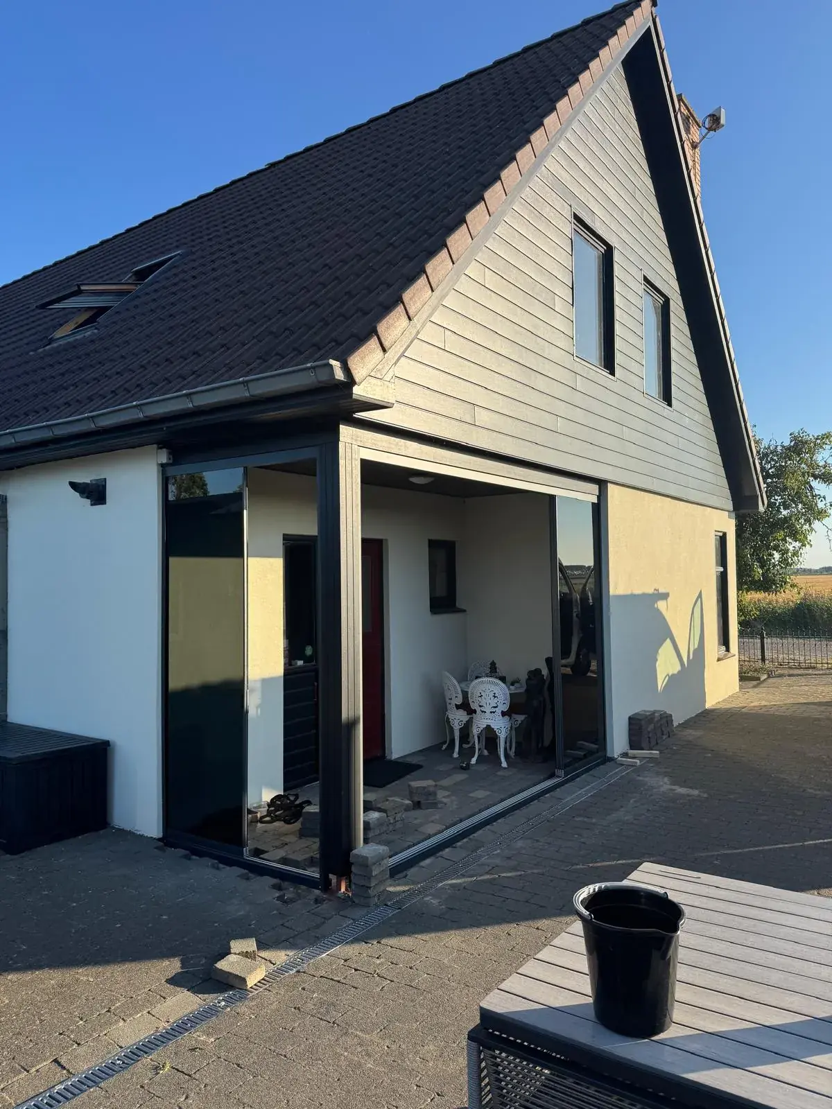Glasschiebewände mit getönter Verglasung im goldenen Abendlicht (Foto 3 von 4)