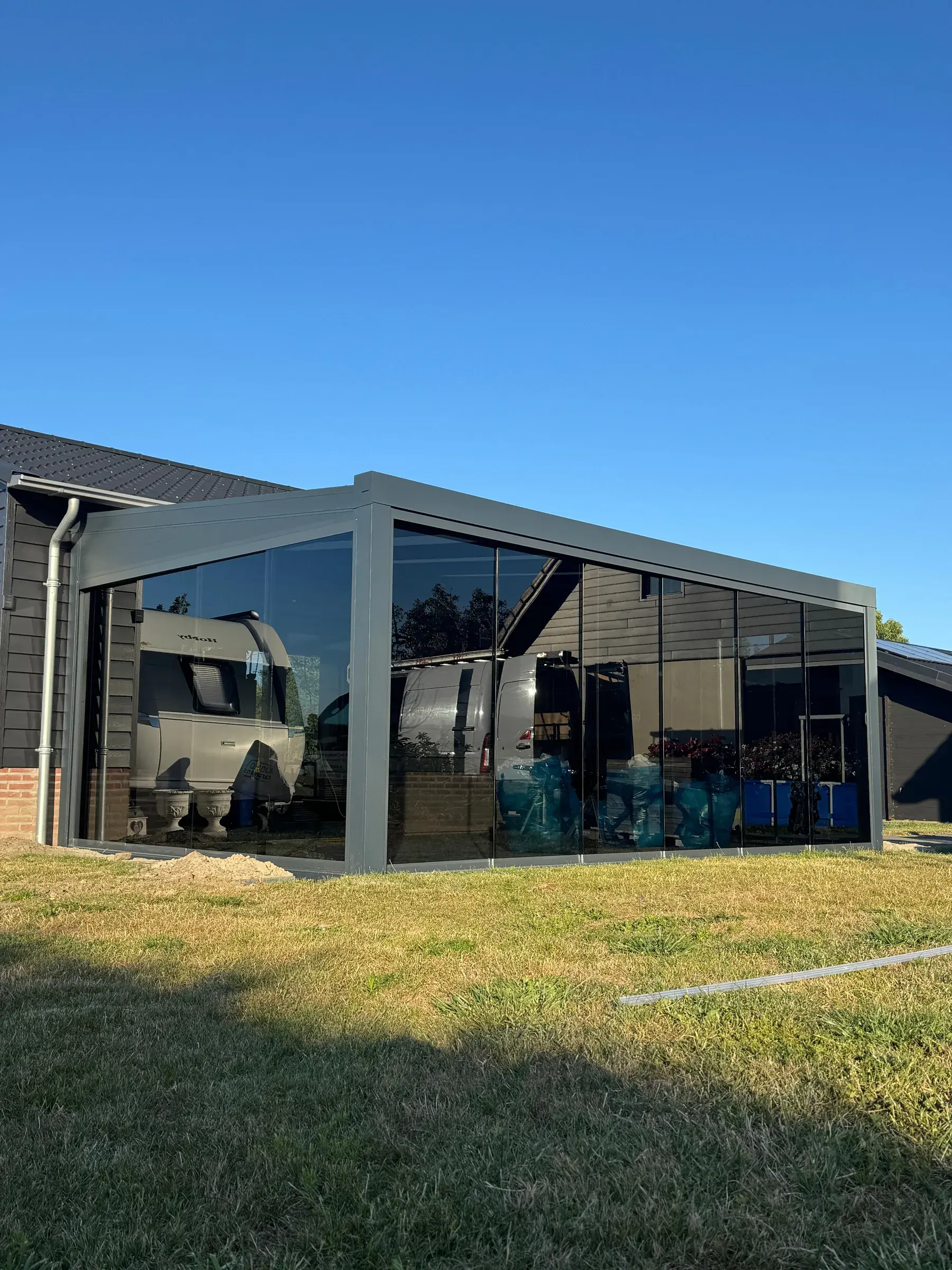 Aluminium-Veranda mit Glasdach an einem Wohnhaus