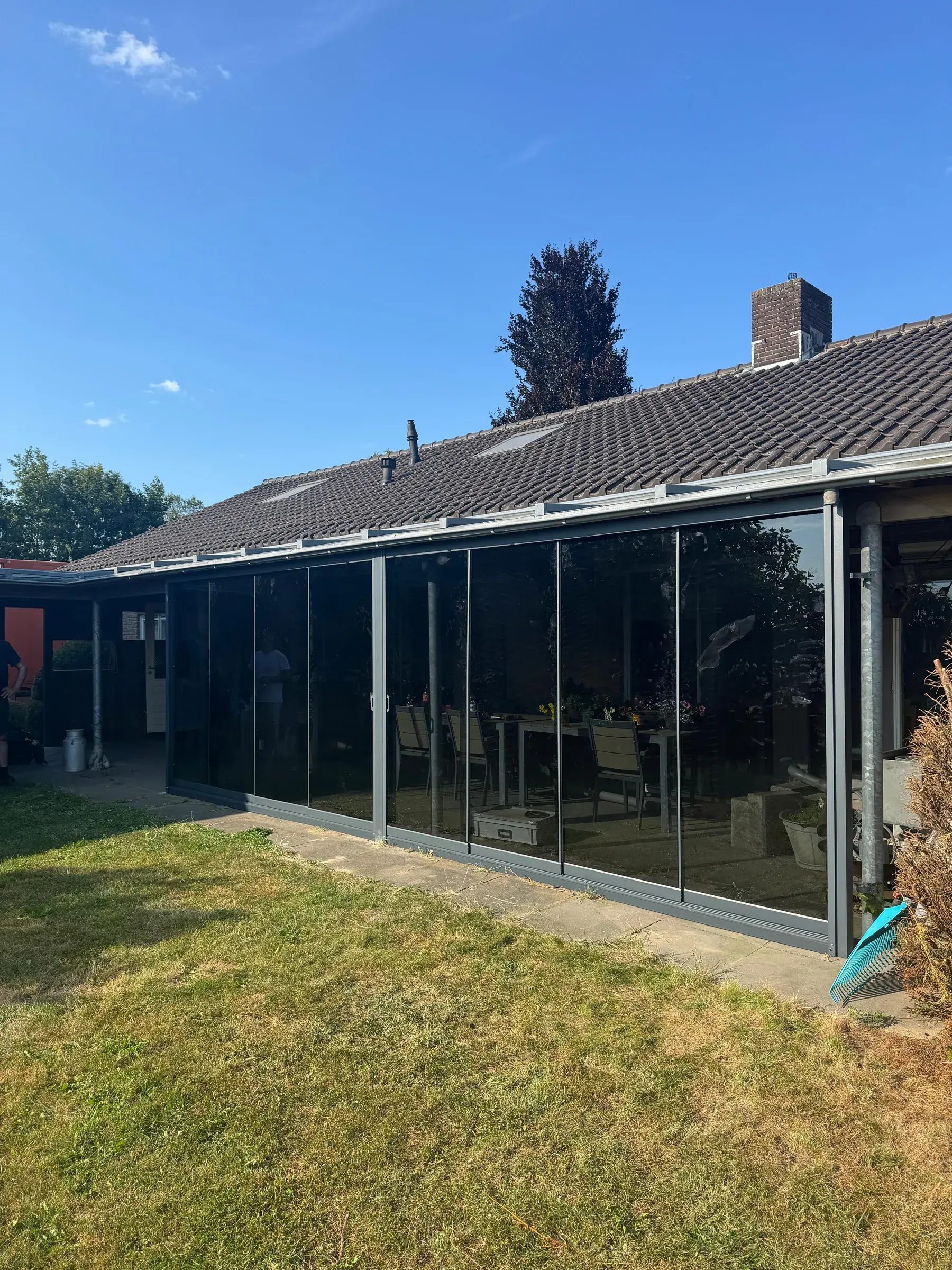Glasschiebetür mit getönter Verglasung über die gesamte Fassade (Foto 2 von 3)